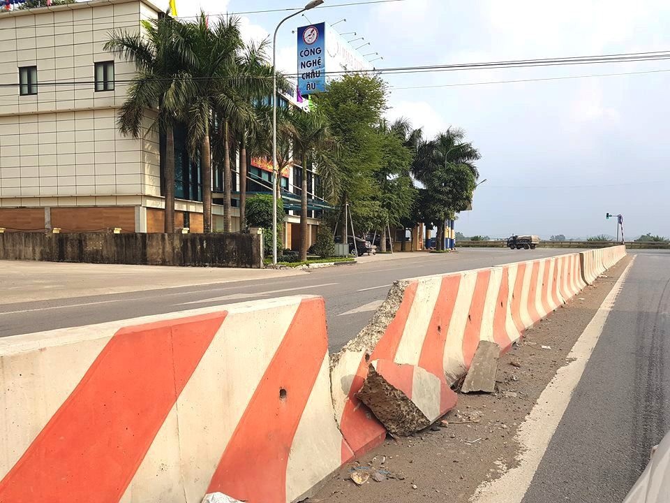 Ngổn ngang tuyến đường “huyết mạch” 1.700 tỷ đồng ở Ninh Bình - 10
Dải phân cách cứng giữa đường bị vỡ rơi xuống lòng đường làm bẫy người tham gia giao thông.