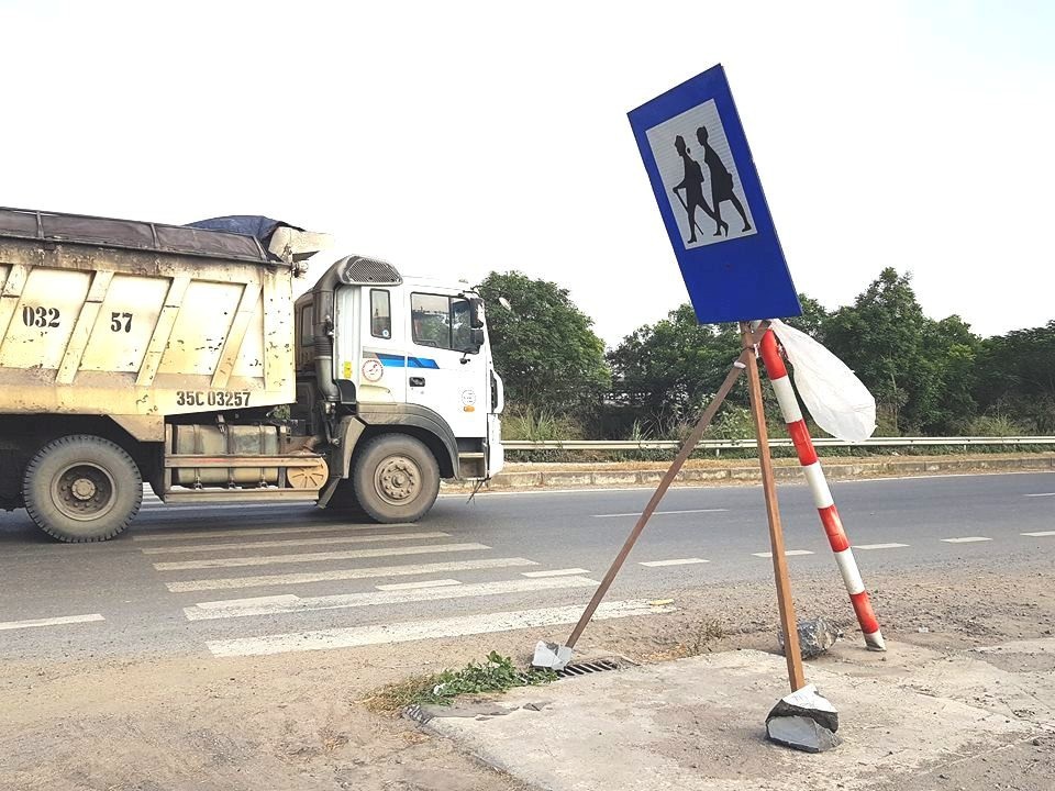 Ngổn ngang tuyến đường “huyết mạch” 1.700 tỷ đồng ở Ninh Bình - 9 Nhiều biển báo giao thông đã bị hư hỏng nhưng không được duy tuy bảo dưỡng.