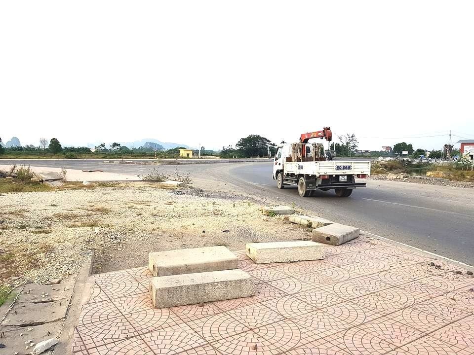 Ngổn ngang tuyến đường “huyết mạch” 1.700 tỷ đồng ở Ninh Bình - 7 Vỉa hè bùng binh lớn nhất trên tuyến đường nghìn tỷ vẫn chưa được thi công xong, các con lươn nằm ngổn ngang rất phản cảm.