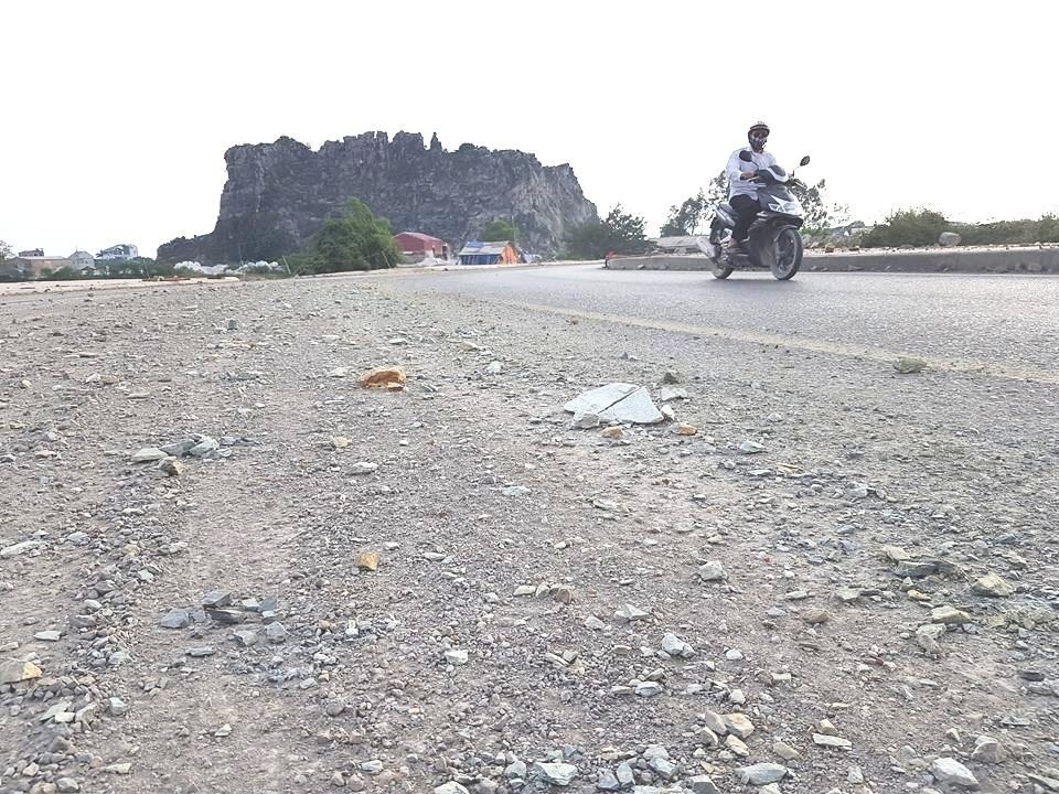 Ngổn ngang tuyến đường “huyết mạch” 1.700 tỷ đồng ở Ninh Bình - 6 Đất đá vương vãi khắp nơi trên mặt đường gây nguy hiểm cho người tham gia giao thông.