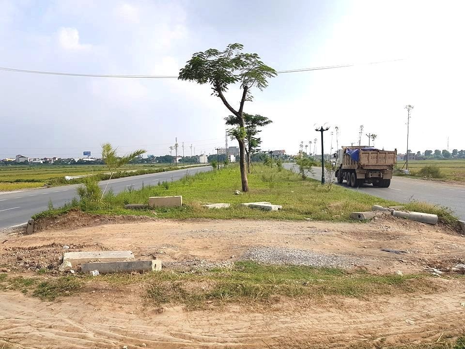 Ngổn ngang tuyến đường “huyết mạch” 1.700 tỷ đồng ở Ninh Bình - 14 Tuyến đường hơn 1.700 tỷ được đầu tư xây dựng bằng vốn Ngân sách nhưng theo người dân không xứng với số tiền bỏ ra, giờ đường bị bỏ không để cỏ dại mọc, xuống cấp kiểu cha chung không ai khóc.