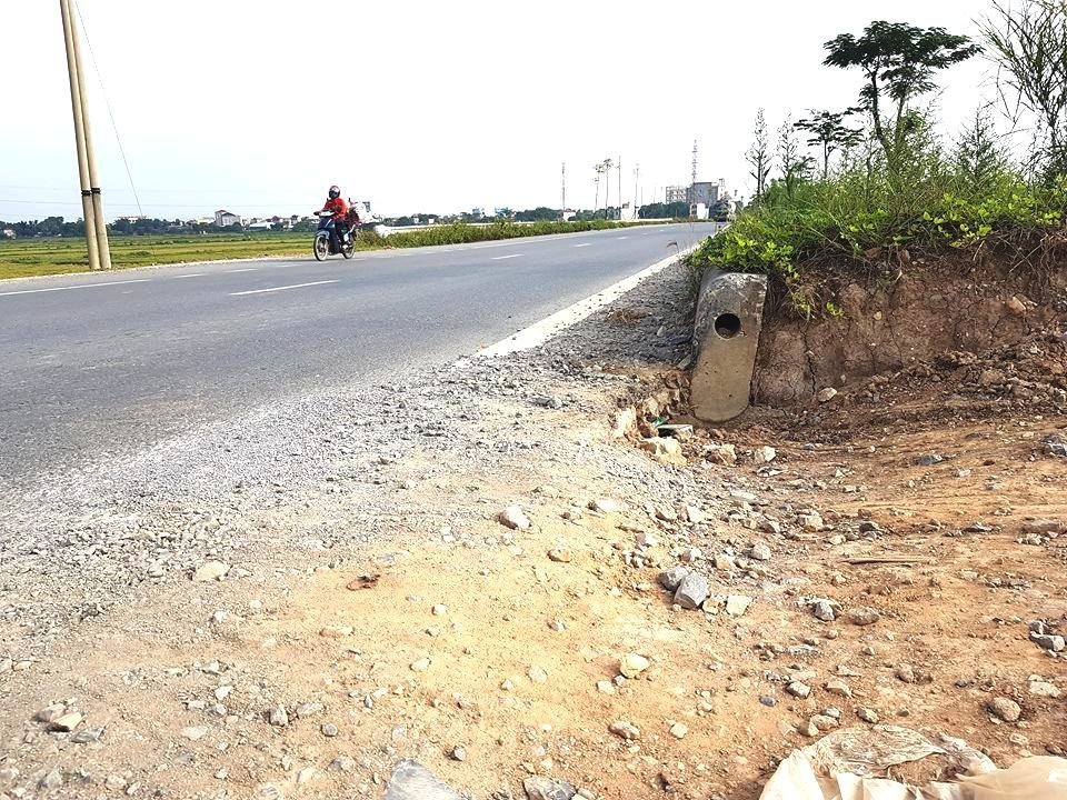 Ngổn ngang tuyến đường “huyết mạch” 1.700 tỷ đồng ở Ninh Bình - 2 Mới đưa vào sử dụng đường nghìn tỷ đã bắt đầu có dấu hiệu xuống cấp.