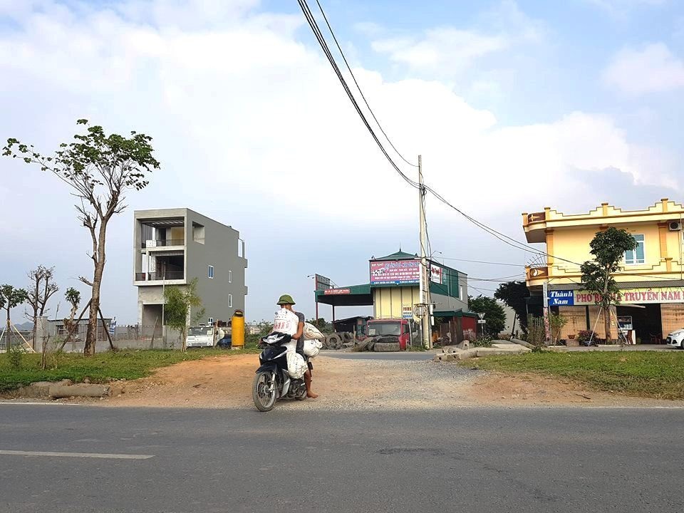 Ngổn ngang tuyến đường “huyết mạch” 1.700 tỷ đồng ở Ninh Bình - 12
Người dân tự ý phá vỡ dải phân cách cứng giữa đường làm đường dân sinh qua lại gây mất an toàn giao thông.