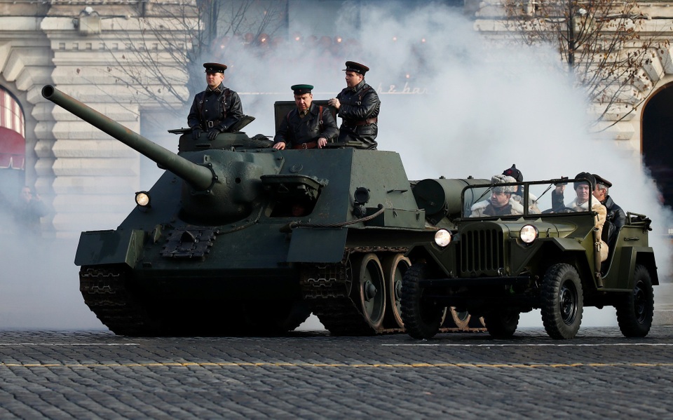 “Biển người” duyệt binh kỉ niệm cuộc Cách mạng tháng Mười Nga huyền thoại - 14 Khí tài quân sự xuất hiện trong buổi lễ.