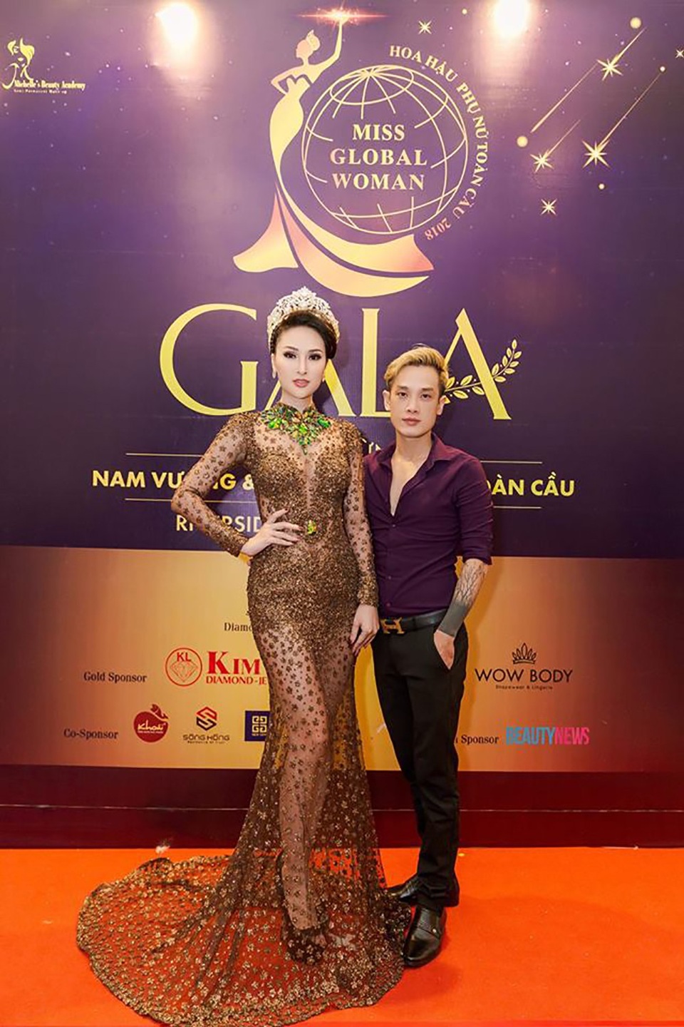 Liên tục cười khi ống kính quay về hướng của cô, Hoa hậu Vicky Đinh ngày càng có nhan sắc rạng rỡ vô cùng thu hút. Với thân hình thon gọn và chiếc váy đuôi cá ôm sát theo từng đường cong của cơ thể, Hoa hậu Vicky Đinh khiến cho khán giả choáng ngợp bởi sự lộng lẫy của cô.