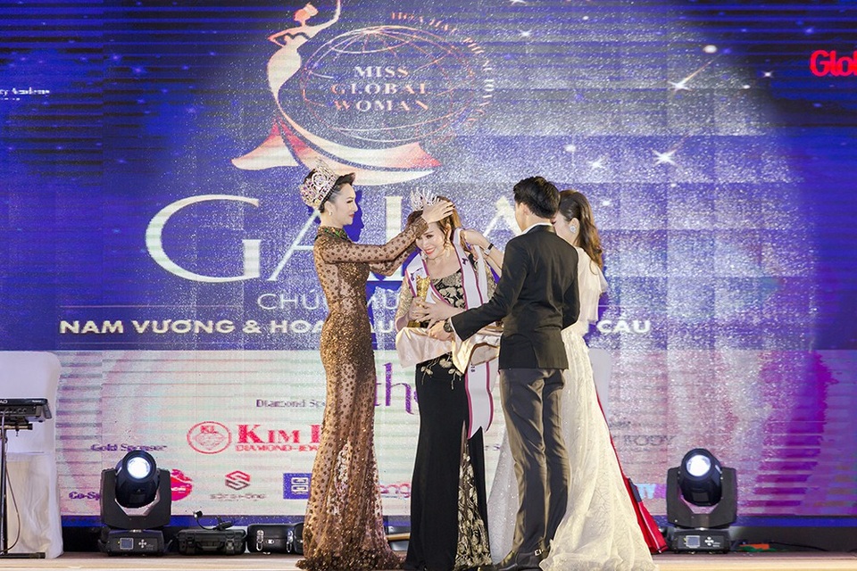 
Cũng trong đêm GALA, Hoa hậu Phụ nữ Việt Nam Quốc tế cũng được xướng tên rất nhiều lần để được mời lên trao các giải thương quí giá như giải thưởng Hoa hậu Phụ nữ toàn 2018, Hoa hậu tài năng, giải Hoa hậu quý bà doanh nhân.
