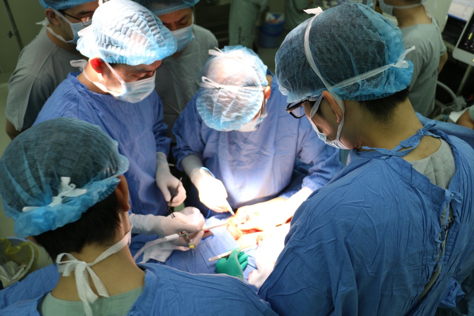 Bệnh nhân u gan được “huyền thoại sống” về ghép tạng phẫu thuật - 1 GS Masatoshi Makuuchi phẫu thuật cho bệnh nhân T.