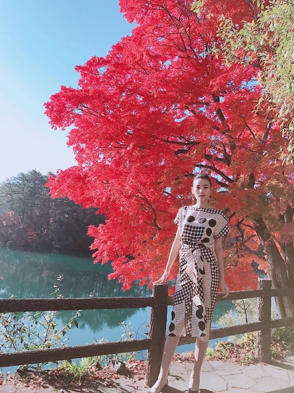 Người mẫu Lê Thúy Next Top chia sẻ hình ảnh du lịch Nhật Bản: Hồ ngũ sắc tại Fukushima. Fukushima là tỉnh hơn 7 năm trước phải hứng chịu động đất và sóng thần vào năm 2011 sau những biến cố nơi đây đứng dậy một cách mạnh mẽ và đẹp như bức tranh vậy. Các bạn nên đến đây để cảm nhận hết vẻ đẹp của mảnh đất đầy yêu thương này nhé.