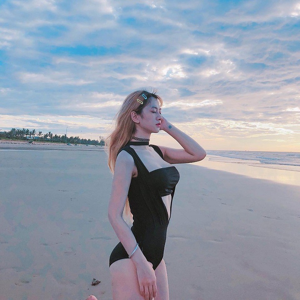 “Hot girl phòng gym” sở hữu thân hình đồng hồ cát và khuôn mặt "thiên thần" - 2 Ngoài học tập, Xuân Anh đang kinh doanh một cửa hàng chuyên về spa giày với 8 năm kinh nghiệm. Bên cạnh đó, cô gái này còn là một mẫu ảnh có tiếng tại Hà Nội.