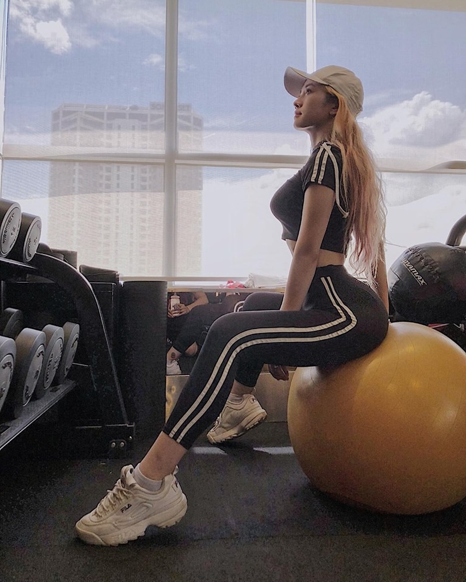 “Hot girl phòng gym” sở hữu thân hình đồng hồ cát và khuôn mặt "thiên thần" - 1 Lê Xuân Anh (23 tuổi, Hà Nội) là gương mặt gymer khá có tiếng được giới trẻ yêu mến vì vừa xinh đẹp lại sở hữu thân hình vạn người mê. Hiện tại cô bạn đang là sinh viên năm cuối trường Đại học Mỹ thuật Công nghiệp.