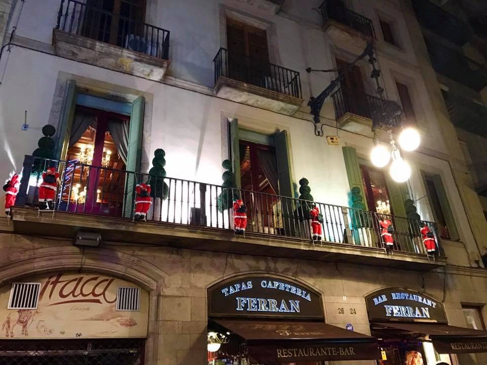 Về phần mình, cô khoan khoái tận hưởng cảm giác đôi chân được nghỉ ngơi, từng sợi cơ giãn ra, nhúc nhích những ngón chân tê cứng trong đôi giày thể thao qua cả ngày đi bộ. Nhưng không chỉ đôi chân thoải mái, cô nhận thấy hơi ấm dễ chịu từ đâu lan tỏa trên đỉnh đầu, xuống lưng, cả thân sau. Cô xoay vòng để hơi ấm tràn khắp mặt, 2 bàn tay, lồng ngực. Cái cột sưởi có tán xòe úp như cây nấm mối, sáng rực ánh lửa. Cô đứng thẳng dậy, cứ ngửa mặt lên như thế, đón lấy hơi ấm ran ran trên hai gò má, cảm giác từng tế bào đang khô ửng lên và nghe tiếng không khí nổ lách tách trong lò, Đan Lê viết.