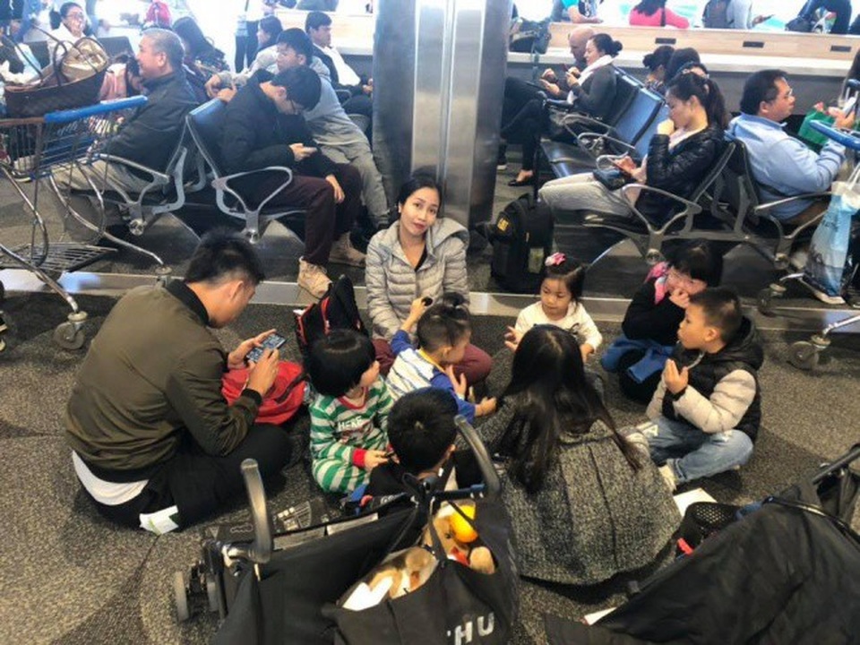 MC Ốc Thanh Vân hé lộ hậu trường thú vị khi đưa các con đi du lịch: Đây là những hình ảnh để cho cả nhà thấy đằng sau những hình ảnh lung linh là một hậu trường nó lộn xộn như thế nào! Đi chơi xa với bầy con nhỏ, ôi cả tỷ thứ hầm bà lằng- như một thói quen gây nghiện! Xe đẩy, địu, bình sữa, tã, quần áo thay, đồ chơi, đồ ăn...