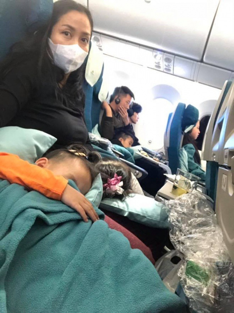 Những phút giây ngủ gục trên xe, trên ghế hay sàn nhà đã trở thành một điều quá bình thường. Những lúc dọn bãi chiến trường trong phòng khách sạn với gương mặt đầy “hăng say”- phải làm cho xong! Vô tư đi! Đã đi là phải tha lôi lê lết! Được hết, nữ MC chia sẻ.