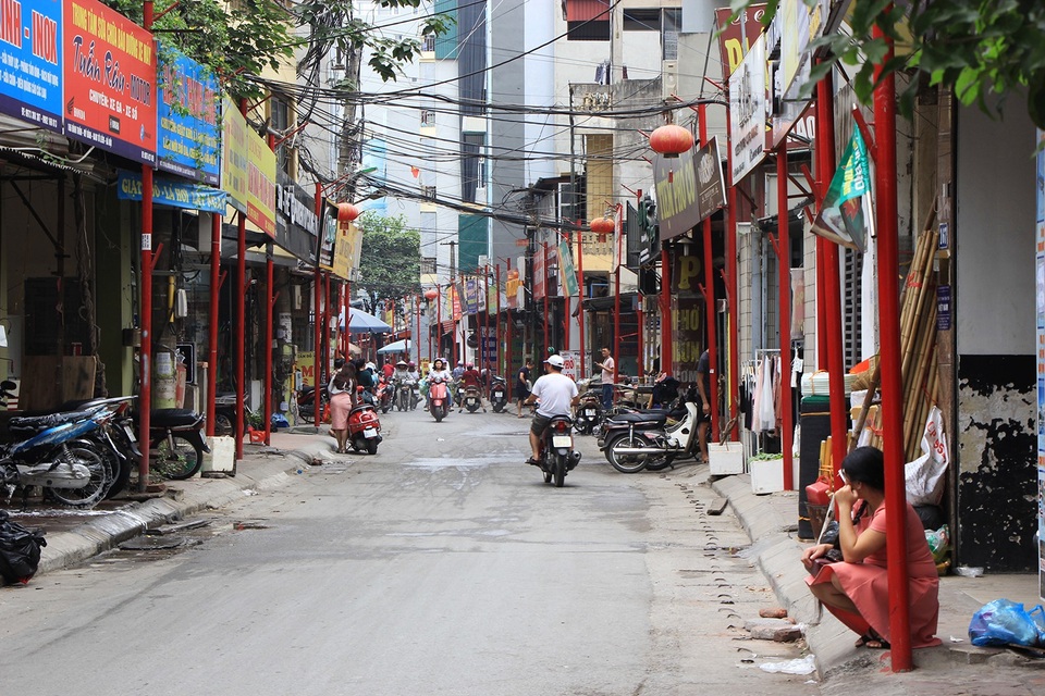 Hà Nội có tuyến phố kiểu mẫu thứ 2 - 11 
Phường hi vọng đường làng Đình Thôn sẽ trở thành tuyến phố kiểu mẫu tiếp theo của Hà Nội, sau tuyến phố đầu tiên là Lê Trọng Tấn (quận Thanh Xuân). Tuyến đầu tiên này khánh thành vào tháng 5/2016, dài khoảng 1,5 km từ nút giao Tôn Thất Tùng đến sông Lừ. Tuyến đường áp dụng đồng phục biển hiệu gây trang cãi trong dư luận một thời gian. Tuy nhiên sau 2 năm, nhiều biển hiệu đồng phục đã bị các hộ dân thay thế bằng những biển hiệu bắt mắt hơn.