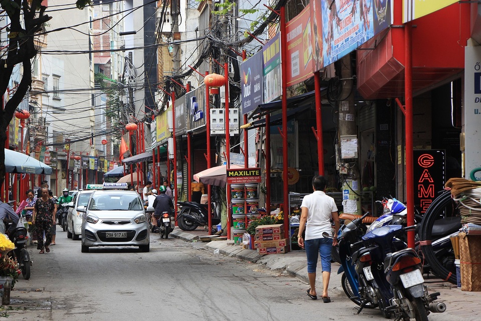 Hà Nội có tuyến phố kiểu mẫu thứ 2 - 2 Đề án được chia làm 3 giai đoạn. Hiện tại, UBND phường Mỹ Đình đã triển khai giai đoạn 1 là cắm cột và đồng bộ hóa biển quảng cáo.