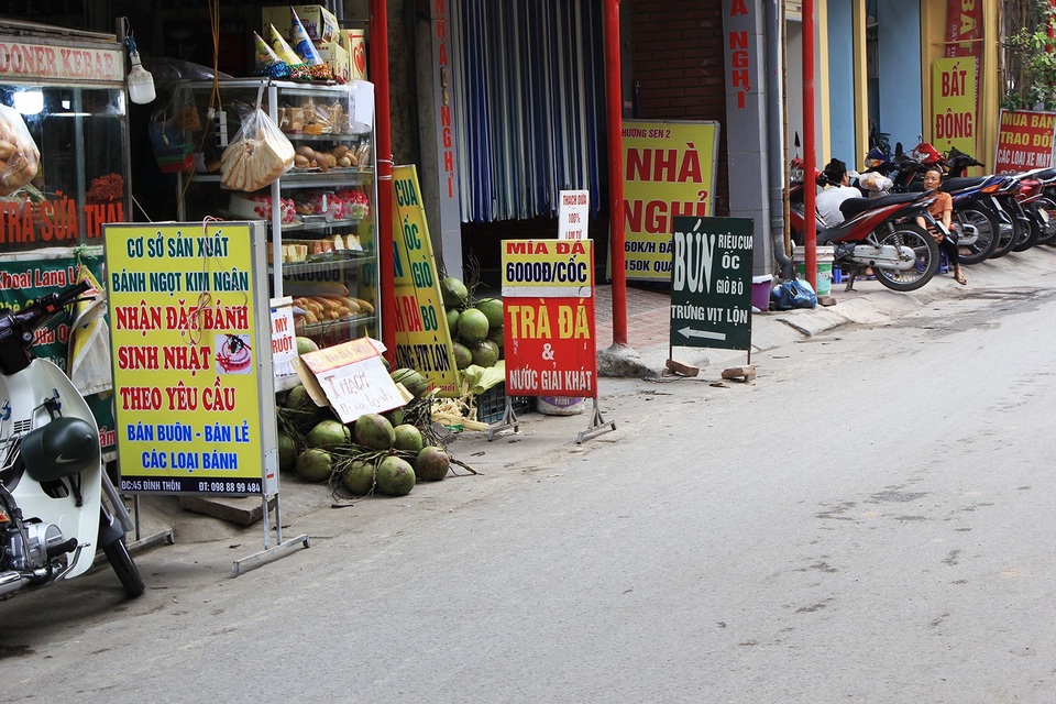 Hà Nội có tuyến phố kiểu mẫu thứ 2 - 10 
Do mới chỉ hoàn thành giai đoạn 1 nên tuyến phố văn minh đô thị vẫn chưa đi đúng quỹ đạo. Một vài hộ dân vẫn bày bán tràn lan ra vỉa hè.