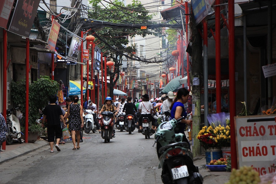 Hà Nội có tuyến phố kiểu mẫu thứ 2 - 6 
Trên các cột có gắn giá treo cờ và đèn lồng, phục vụ tuyên truyền các ngày lễ lớn của đất nước, Thủ đô và địa phương