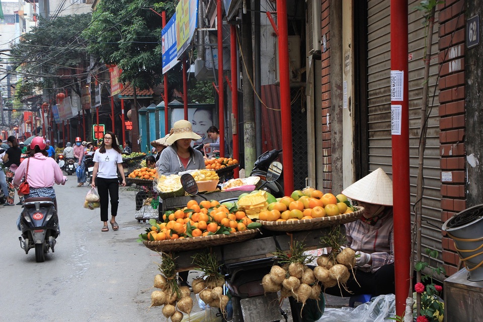 Hà Nội có tuyến phố kiểu mẫu thứ 2 - 8 
Chủ tịch UBND phường Mỹ Đình 1 Nguyễn Sỹ Thắng cho biết: “Để thực hiện được Đề án đòi hỏi sự vào cuộc đồng bộ của toàn hệ thống chính trị phường và nhân dân trên địa bàn. Ngoài ra, việc xây dựng những tuyến phố văn minh đô thị cũng tạo ra sức hút lớn với các nhà đầu tư dài hạn. Một môi trường văn minh, xanh sạch đẹp góp phần tạo dựng hình ảnh phường Mỹ Đình 1 nói chung, khu dân cư Đình Thôn nói riêng thành một nơi đáng sống, đáng làm việc”.