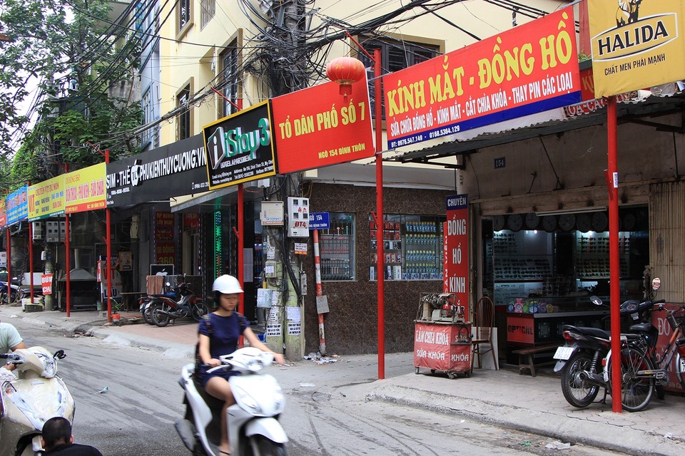 Hà Nội có tuyến phố kiểu mẫu thứ 2 - 4 Qua khảo sát thực tế và vận động người dân đồng thuận, UBND phường Mỹ Đình đã cắm 200 cột có chiều cao bằng nhau, sơn màu đỏ trên toàn tuyến đường để treo hệ thống biển hiệu kinh doanh, biển quảng cáo một cách đồng bộ, cùng kích thước.