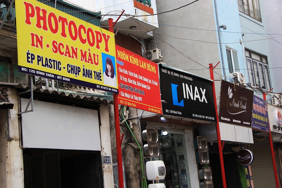 Hà Nội có tuyến phố kiểu mẫu thứ 2 - 7 
Toàn bộ biển quảng cáo, biển hiệu của các hộ kinh doanh, doanh nghiệp dọc tuyến đường này được lắp đặt theo đúng quy định với chiều cao của bảng biển là 1,2m; nội dung của biển theo mục đích kinh doanh của các hộ, không quy định về màu sắc. 100% từ nguồn xã hội hóa, người dân tự lựa chọn chất liệu, hình thức, tự chi trả kinh phí.