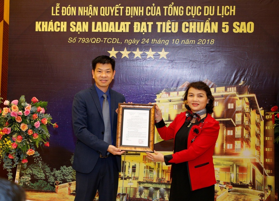 Khách sạn Ladalat Đà Lạt đón nhận tiêu chuẩn 5 sao - 1
Bà Nguyễn Thị Nguyên – GĐ Sở Văn hóa Thể thao và Du lịch tỉnh Lâm Đông đại diện trao quyết định công nhận khách sạn 5 sao cho Ông Lê Hữu Nghĩa - GĐ khách sạn Ladalat