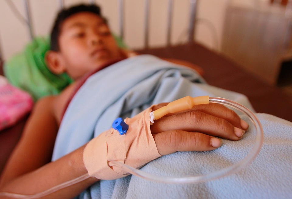 Cách sử dụng thuốc an toàn khi trẻ bị sốt xuất huyết - 2 Nên đến cơ sở y tế lớn để thăm khám và truyền dịch. Ảnh: The Cambodia Daily