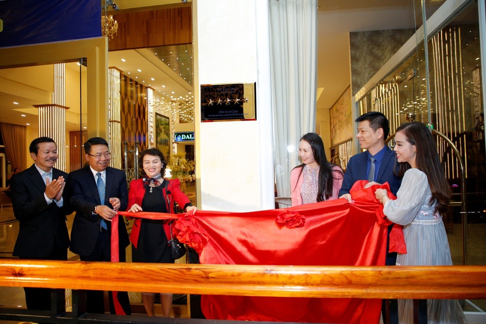 Khách sạn Ladalat Đà Lạt đón nhận tiêu chuẩn 5 sao - 3
Lãnh đạo tỉnh cùng ban Giám đốc kéo băng công nhận khách sạn chuẩn 5 sao của Ladalat Hotel