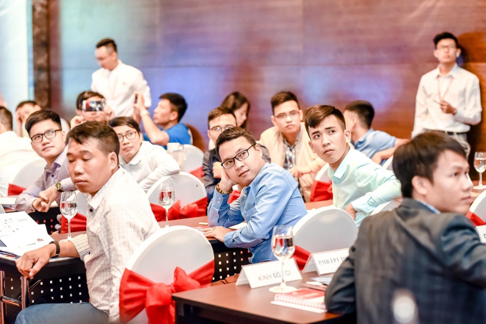 “Ông lớn” PCCC thế giới xem xét dùng robot chữa cháy trong tòa nhà Việt - 4 Các khách mời đều chăm chú theo dõi thử nghiệm giải pháp Spraysafe