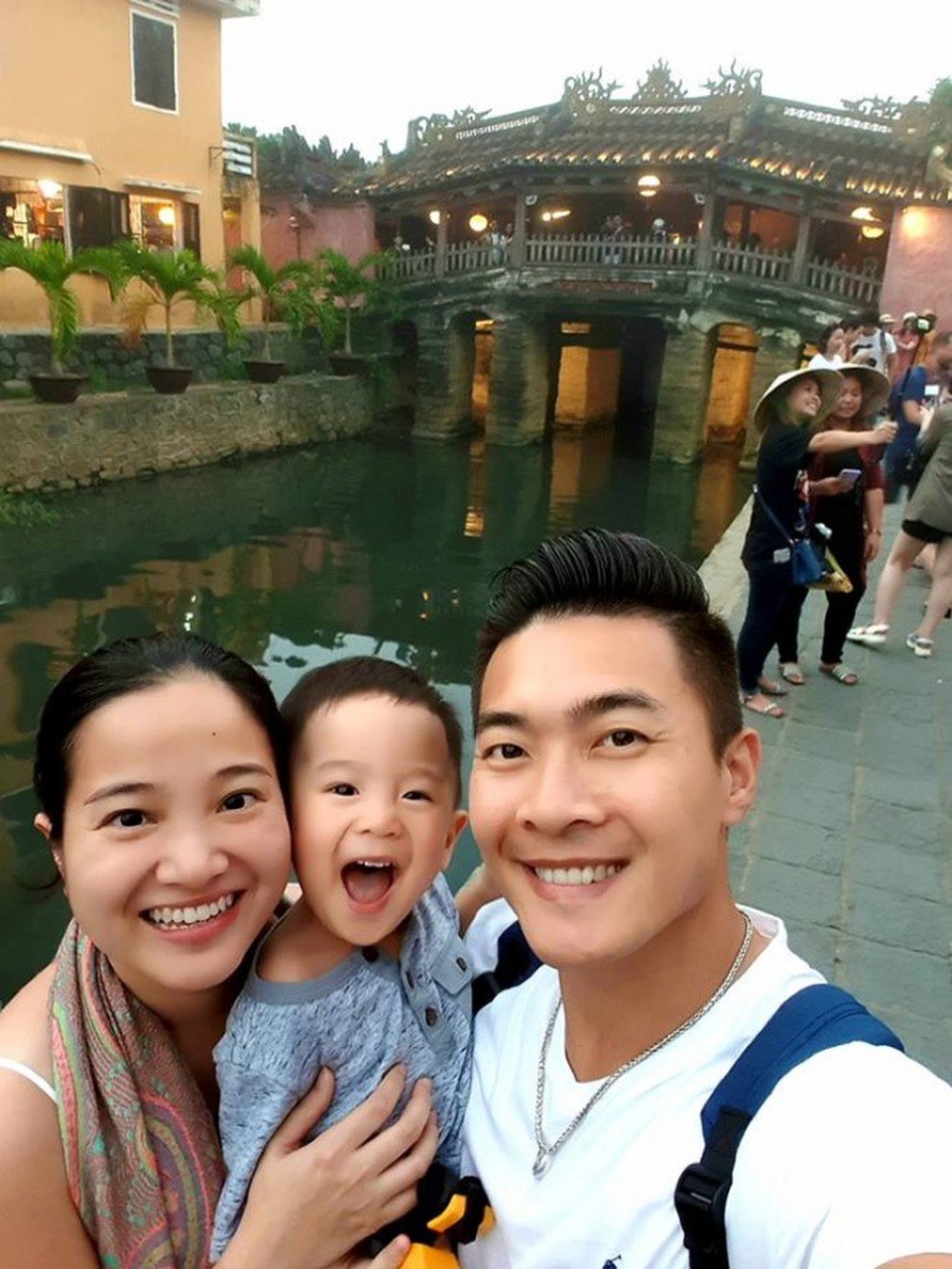 Vợ chồng Quốc Cơ đưa cậu con trai đi du lịch ở Hội An.