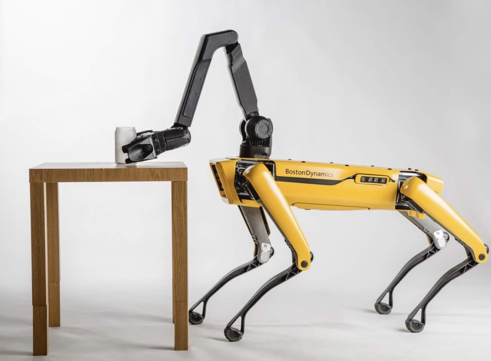 Trong khi đó, các mẫu robot được phát triển theo hướng đa năng, có thể làm nhiều công việc khó, cũng đã bắt đầu xuất hiện.