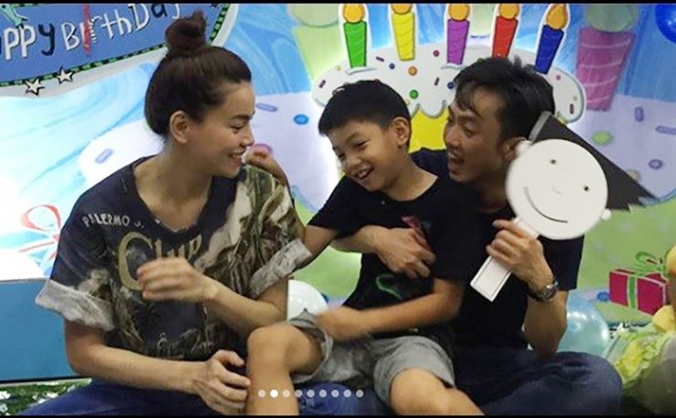 Các cặp đôi sao Việt vẫn giữ quan hệ tốt sau chia tay vì con - 2 Dù đã đường ai nấy đi và mỗi người đều có tình mới nhưng cả Hà Hồ và Cường Đô La vẫn tái hợp để mừng sinh nhật quý tử Subeo. Trong bữa tiệc, cả Cường Đôla lẫn Hồ Ngọc Hà đều không ngại ngần đứng cạnh nhau cùng với Subeo để chụp ảnh, đùa vui với con trai của mình.