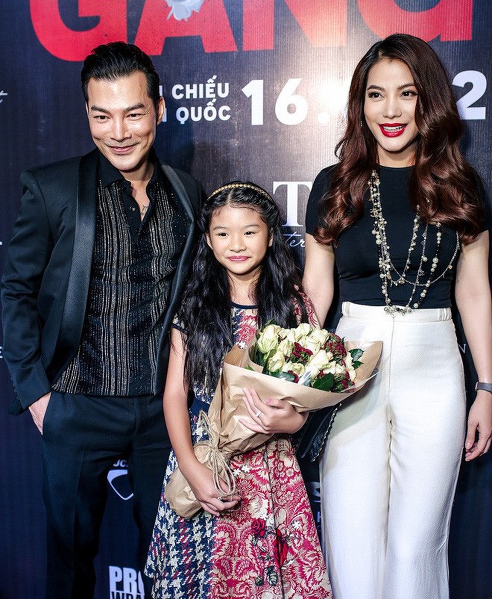 Các cặp đôi sao Việt vẫn giữ quan hệ tốt sau chia tay vì con - 9 “Đến giờ phút này Ngọc Ánh và anh Sơn mỗi khi gặp nhau và cho con đi ra ngoài cũng rất vui vẻ. Hai gia đình đối xử với nhau cũng rất văn hóa, vẫn thăm hỏi nhau. Ngọc Ánh vẫn rất thân với anh chị em, gia đình anh Sơn và anh Sơn cũng vẫn thăm hỏi gia đình Ngọc Ánh rất thường xuyên”, nữ diễn viên chia sẻ về mối quan hệ với chồng cũ hậu ly hôn.