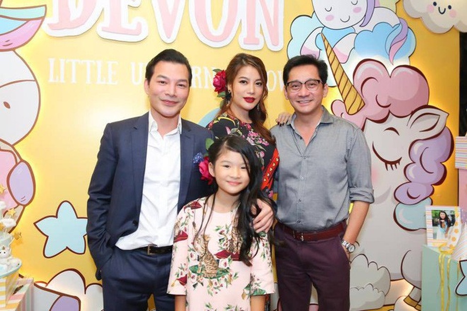 Các cặp đôi sao Việt vẫn giữ quan hệ tốt sau chia tay vì con - 8 Mới đây, Trương Ngọc Ánh cùng chồng cũ đã cùng nhau tổ chức bữa tiệc sinh nhật ấm áp mừng cô con gái Devon (Bảo Tiên) tròn 10 tuổi.