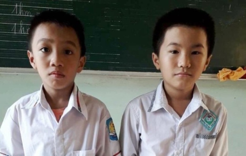 Nhặt được 15 triệu đồng, học sinh lớp 3 tìm đến công an trả lại tiền cho người đánh rơi - 1 Hai em Ngô Nhất Phi và Trịnh Ngọc Mạnh, học sinh lớp 3B, trường Tiểu học Định Tân.