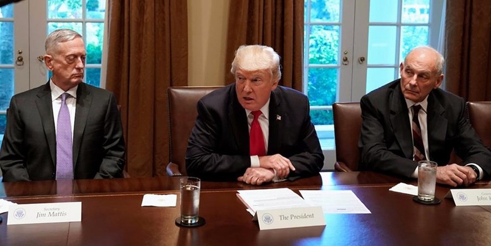 Ông Trump có thể cải tổ nội các sau bầu cử giữa kỳ - 3
Bộ trưởng James Mattis (trái) và Chánh Văn phòng Nhà Trắng John Kelly (phải) trong cuộc họp với ông Trump. (Ảnh: Reuters)