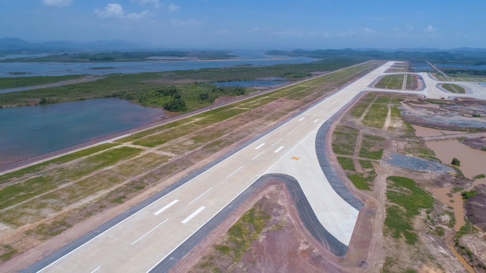 Hé lộ hình ảnh sân bay Việt Nam mang dáng dấp “hiện đại nhất thế giới” - 2 Đường cất - hạ cánh của sân bay đã hoàn thành, đảm bảo hoạt động khai thác