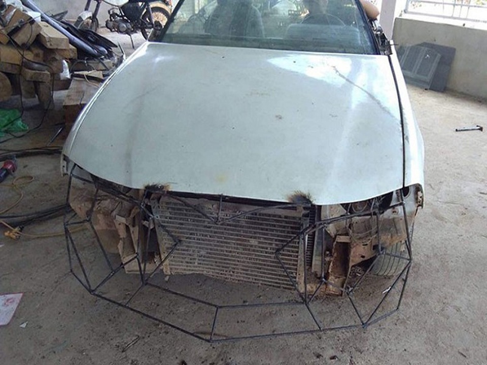 Chàng trai trẻ Hà Tĩnh tự chế “siêu xe” mui trần - 1
Sau khi mua được chiếc xe Daewoo Cielo đời 1998 không thể sử dụng được nữa, anh em Trung và Kiên đã dỡ toàn bộ phần thân xe, để độ lại theo ý tưởng của mình.