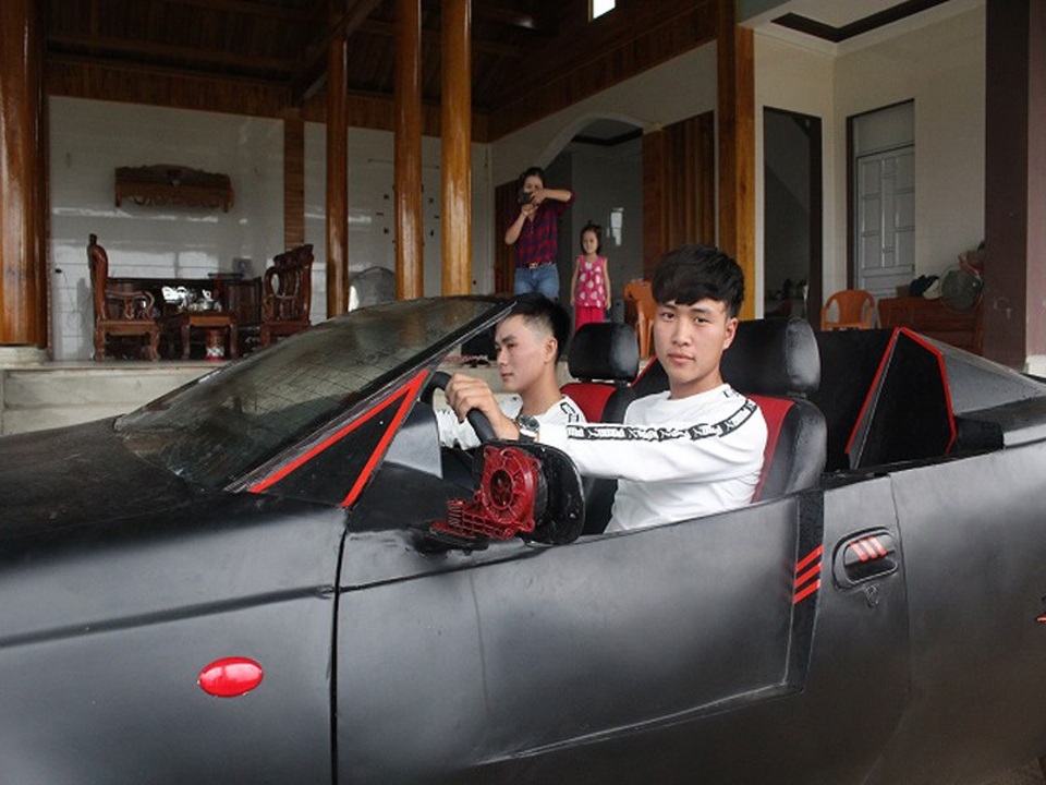 Chàng trai trẻ Hà Tĩnh tự chế “siêu xe” mui trần - 8
Hai anh em Trung và Kiên cho biết, trong tương lai có thể độ tiếp những dòng xe khác để thỏa mãn niềm đam mê của mình.