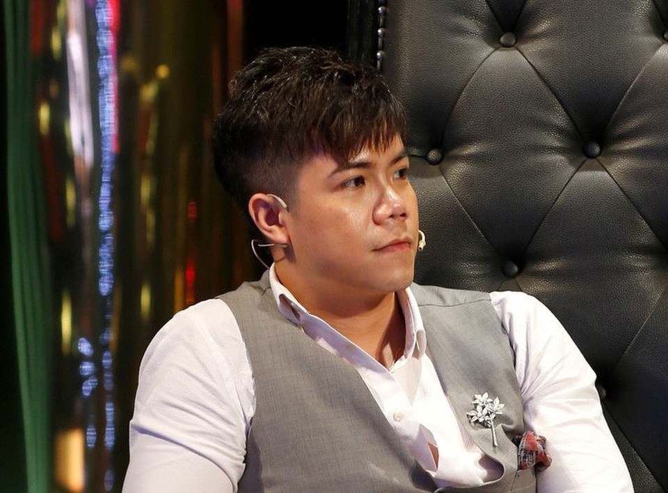 Trương Ngọc Ánh: “Nghệ sĩ có thể kiếm tiền bằng mọi cách nhưng không kiếm tiền bằng mọi giá” - 7 Nam ca sĩ Đinh Mạnh Ninh không có kế hoạch chi tiêu cụ thể nhưng ưu tiên hàng đầu của anh đó là dành cho nhu cầu của gia đình, bố mẹ, sau đó mới dành cho bản thân mình. Anh chia sẻ mọi thứ mà anh có hiện nay đều từ bàn tay trắng làm nên, không có ai giúp đỡ.