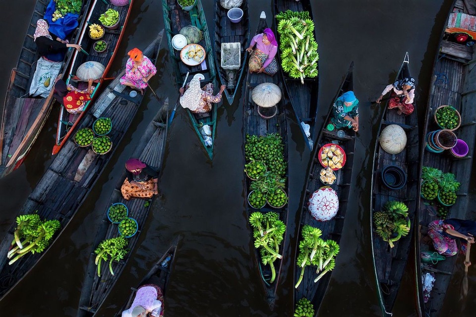 Chiêm ngưỡng những bức ảnh đạt giải trong cuộc thi Ảnh của năm 2018 - 11 Bức ảnh Floating Market ghi lại cảnh chợ nổi tại đảo Borneo, Indonesia.