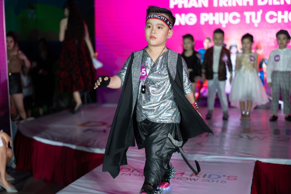 DreamKid’s Fashion Show 2018 - Ngày hội của những "mẫu nhí" xứ Nghệ - 4
Những bước đi vững chãi kết hợp cùng bộ trang phục cá tính, năng động