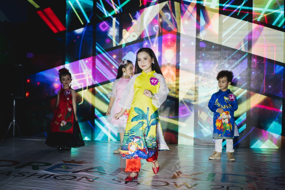DreamKid’s Fashion Show 2018 - Ngày hội của những "mẫu nhí" xứ Nghệ - 8
Thí sinh trong trang phục áo dài của nhãn hàng Lovely BB