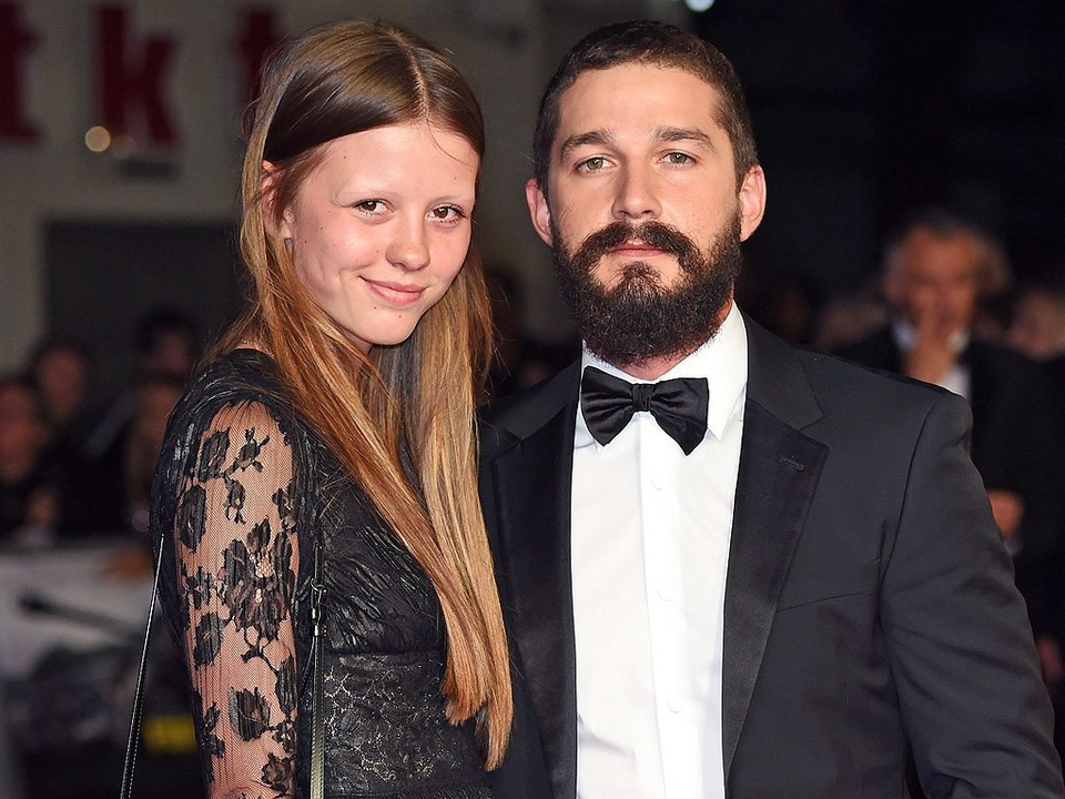 
Shia LaBeouf từng hẹn hò thậm chí được cho là kết hôn với nữ diễn viên Mia Goth
