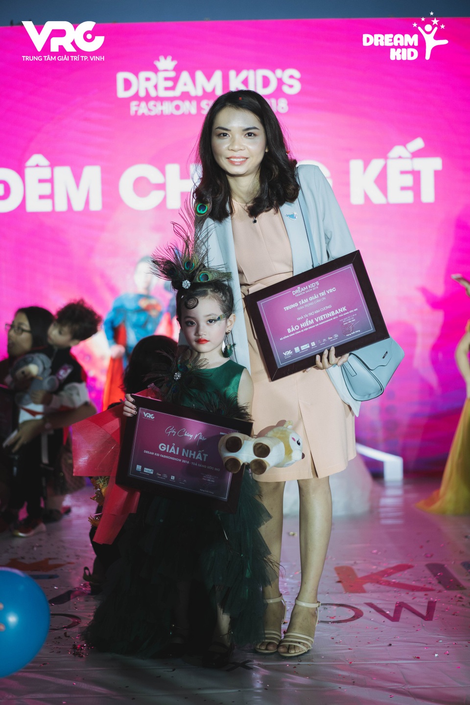 DreamKid’s Fashion Show 2018 - Ngày hội của những "mẫu nhí" xứ Nghệ - 13
Đại diện Trung tâm anh ngữ APOLLO và Bảo hiểm Vietinbank trao quà cho 2 thí sinh xuất nhắc nhất cuộc thi