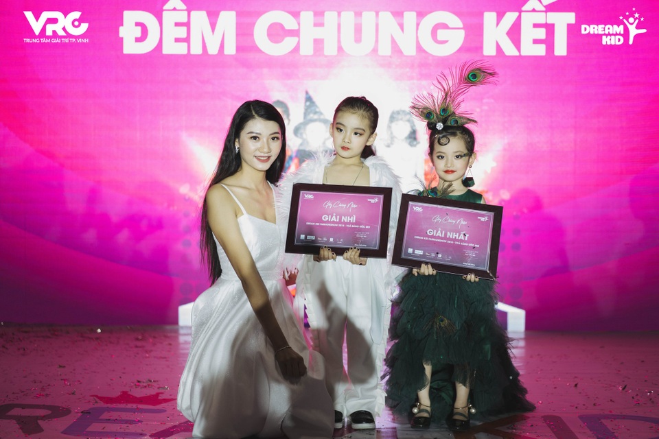DreamKid’s Fashion Show 2018 - Ngày hội của những "mẫu nhí" xứ Nghệ - 15
Đinh Phương Mỹ Duyên – Người đẹp tài năng, Top 15 Hoa hậu Việt Nam 2018 là một trong 03 vị giám khảo của DreamKid’s Fashion Show 2018