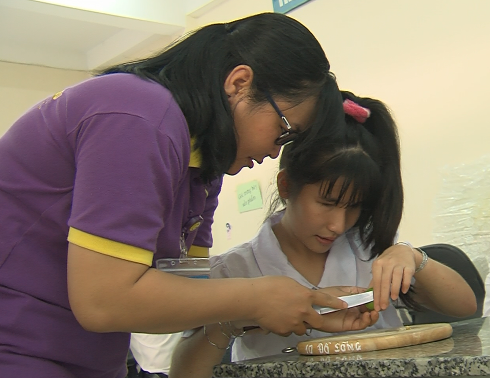 Cô giáo Phạm Thị Thu Thanh có 10 năm dạy trẻ khiếm thị.