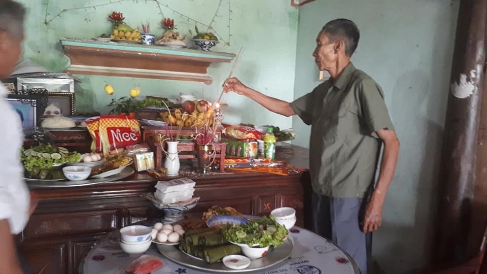 Ông Bình nghẹn ngào thắp nén nhang báo cáo tổ tiên