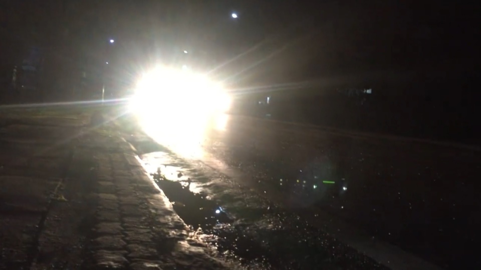 Ám ảnh ô tô độ đèn LED sáng chói - 3 Người tham gia giao thông phía đối diện gần như không nhìn thấy gì phía trước.