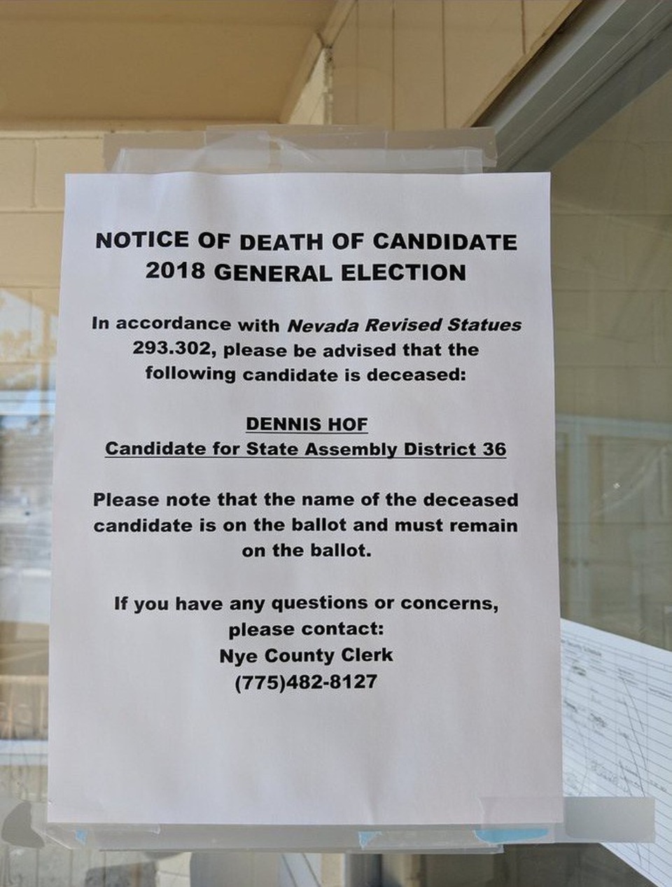 Thông báo ông Hof qua đời được dán trước các điểm bỏ phiếu (Ảnh: Twitter)