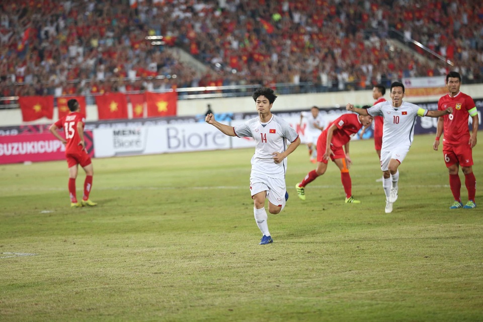 
Công Phượng ăn mừng bàn thắng vào lưới đội tuyển Lào ở phút 11
